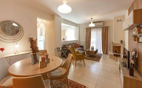 V Luxury Apartment 4